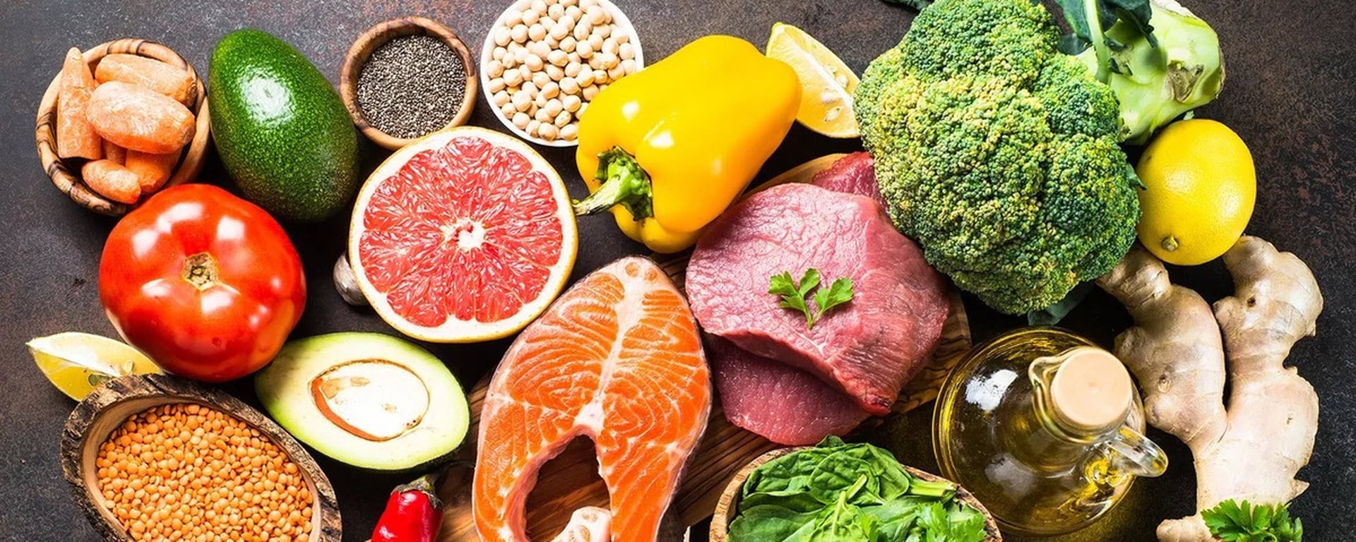 Potraviny snižující cholesterol: ovoce, luštěniny, ryby a zelenina pro zdravé srdce.